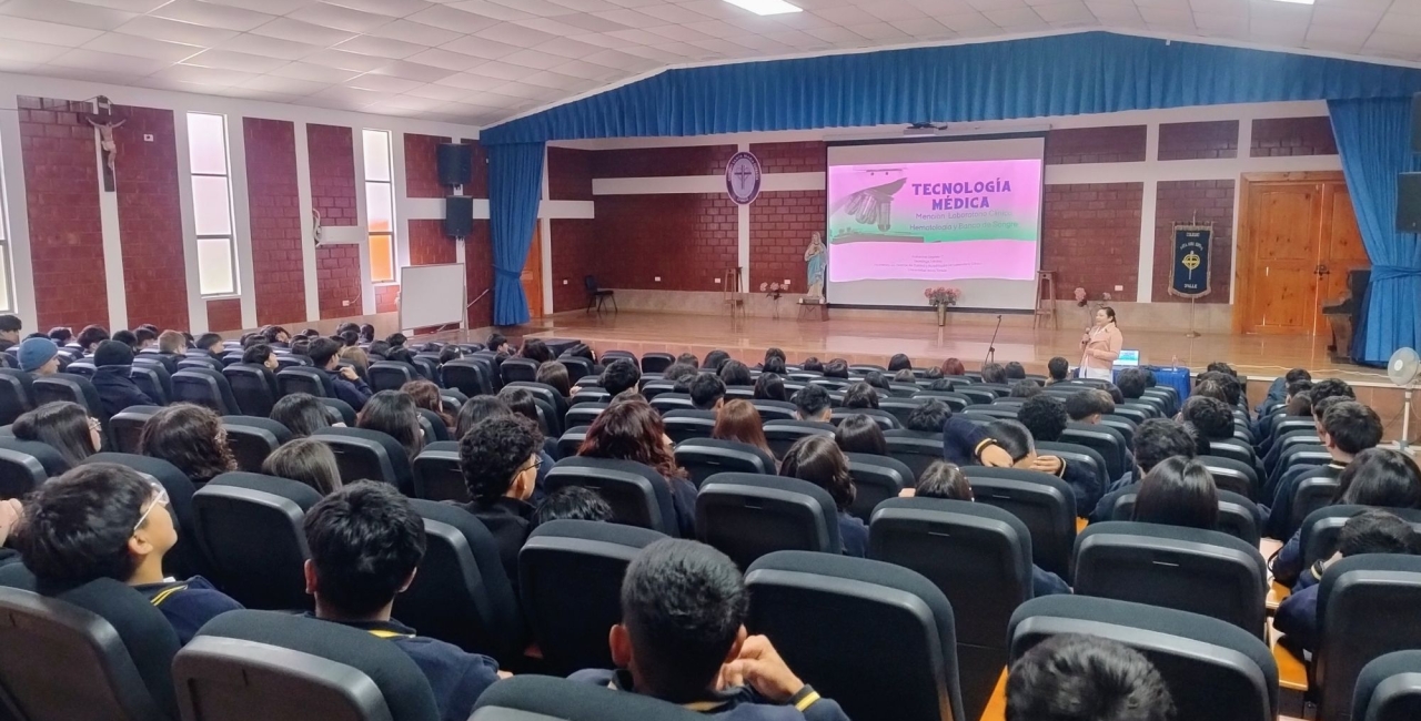 Estudiantes participan en una charla sobre la carrera de Tecnología Médica